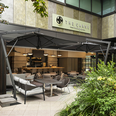 開放感あふれるテラス席では、季節の風を感じながらお楽しみいただけます。昼夜問わず心地よく、自然と調和したひとときを演出します。ペット同伴も可能なため、大切なご家族の一員とも一緒の時間を楽しめます。ご友人とのランチやカジュアルなディナーはもちろん、愛犬との特別な時間にも最適な空間です。