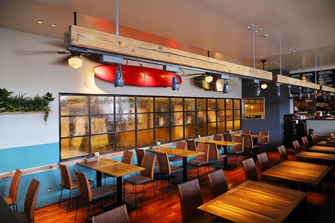 店内のハワイの装飾と雰囲気開放的な空間&緑豊かなテラスで”リアルハワイ”を是非♪