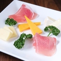 料理メニュー写真&nbsp;生ハムとチーズ3種もり