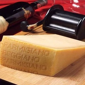 Daysこだわりのチーズは、イタリアチーズの王様と呼ばれるパルミジャーノレジャーノを使用。イタリアパルマ地方で2年以上熟成のパルメザンチーズをお客様がSTOPというまで、おかけします。風味がよく最高のチーズです。