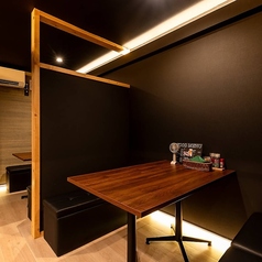 【半個室風テーブル席】やわらかな間接照明が灯る、上質で落ち着いた空間で味わうジンギスカン。香ばしい香りに包まれながらも、喧騒を忘れさせるような静かなひとときをご提供します。