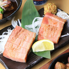 厚切りベーコンの藁焼き