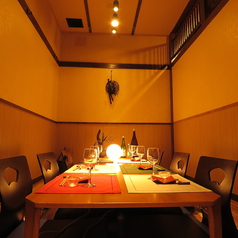 【ご利用人数に合わせたテーブル席】木のテーブルと温かみのある照明が、落ち着いた雰囲気を演出します。合コンや女子会はもちろん、2次会などのちょい飲みにもぜひご利用ください。安心して食事や会話を楽しめる居心地のよい空間です。(写真は系列店のものです)