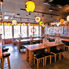 店内は、お一人様からグループまで誰にでも気軽に立ち寄ってもらえるよう昭和の大衆酒場を現代風にアレンジ。