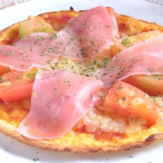 生ハムとトマトのピザ/ジェノベーゼ風ピザ