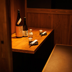 2名様向け個室！横並びで座れるコチラのお席は、自然と距離が縮まり、ゆったりと会話を楽しめます！デートやサシ飲みにもピッタリで、落ち着いた雰囲気の空間が、二人だけの特別な時間を彩ります！