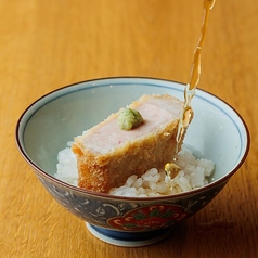 【出汁】最後はカツとごはんを少し残して出汁茶漬けでどうぞ