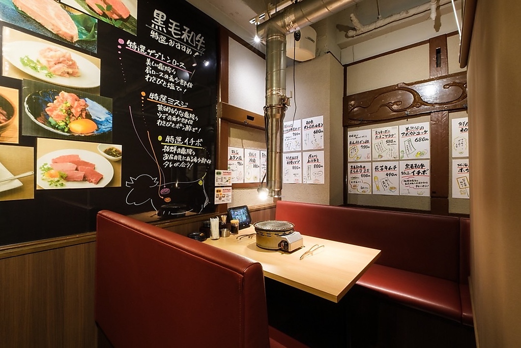 赤が映える半個室ソファ席でゆったり焼肉時間