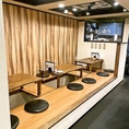<最大18様までご利用可能！>団体様にもご利用いただける、掘りごたつ席は皆様のお顔が見える様なお席の作りとなっており宴会や飲み会にはピッタリのお席となっております。各種飲み放題付コースをご用意しております。大人数で盛り上がりたいお客様は是非当店をお使いください。