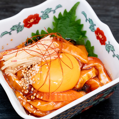 卵黄とろーりサーモンユッケ