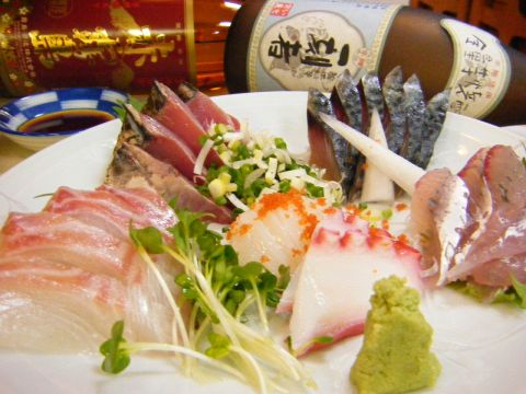 大満足！鮮魚の刺し盛り1580円『常連様で賑わう』人気店