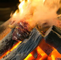 炭火で一気に仕上げる肉が自慢！