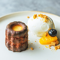 行列のできる人気店の手作りカヌレ