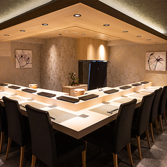 ぬくもりを感じる白木のカウンター席は、洗練されたデザインが魅力です。周囲を気にせず、贅沢なひとときを存分にお楽しみいただけますので、特別なデートや大切な人との会話を彩る、心地よい空間をご提供いたします。