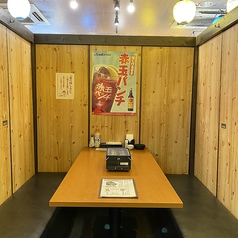 【全席禁煙】仕切りを設けた、個室風テーブルです。（※カウンター除く。）