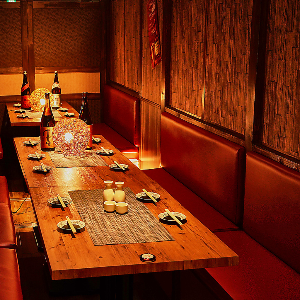 新宿駅より徒歩1分！完全個室完備！温もり溢れるプライベート空間が広がります。