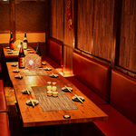 新宿駅より徒歩1分！完全個室完備！温もり溢れるプライベート空間が広がります。