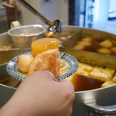 特製出汁でじっくり煮込む。大鍋煮込み