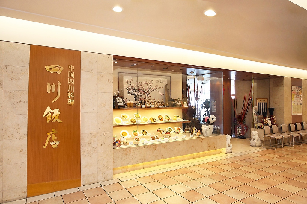 当店のエントランスです。時々によりメニューが変わり、ディスプレイも四季折々の姿をご覧に入れます