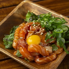 サーモンユッケ