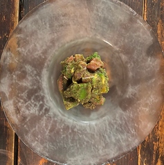 鮪とアボカドのタルタル　オリーブとケイバーのソース