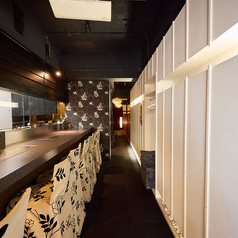 入口からの景色です。清潔なカウンター席がずらり♪