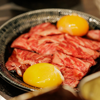 自慢の肉料理や人気の巻き串や串焼きは豊富な品揃え