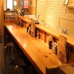 白レンガの壁が柔らかな光を反射する、お洒落で落ち着いたカウンター席。都会の喧騒を忘れ、ゆったりとした時間の流れを感じながら、大切な方との会話に花を咲かせられます。仕事帰りのサク飲みはもちろん、落ち着いて語り合いたい夜にもぴったり。温もりのある照明の下で、至福の一杯をお楽しみください。