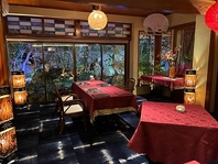 綺麗にライティングされた日本庭園を眺めながらお食事