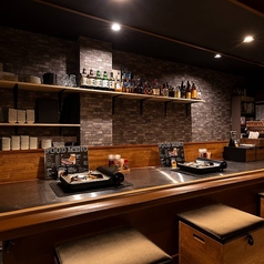 【カウンター席】ふんわりとした灯りに包まれた大人の空間で、ヘルシーで旨味たっぷりのラム肉を堪能。煙も控えめに、匂いも気にならず、女性同士やカップルにも嬉しいスタイルのジンギスカンです。