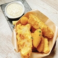 料理メニュー写真 フィッシュ(カレイ）＆チップス　タルタルソースを添えて