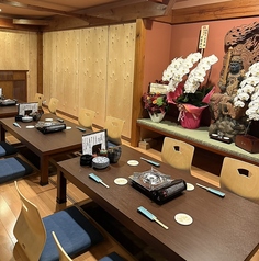 木の温もりが感じられる落ち着いた座敷席。少人数の食事からご家族利用、各種ご宴会まで幅広くご利用いただけます。