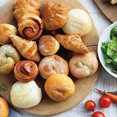 種類豊富なパンビュッフェが人気