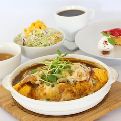 【熱々・香ばしい】チキンのカレーオムライスグラタン 1,550円（税込 1,705円）