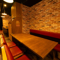 会社の同僚や友人との食事会にも活躍します。レトロでポップなインテリアに囲まれて、現地の熱気に包まれるような楽しい時間を過ごせます♪本格料理をシェアしながら弾む会話を。