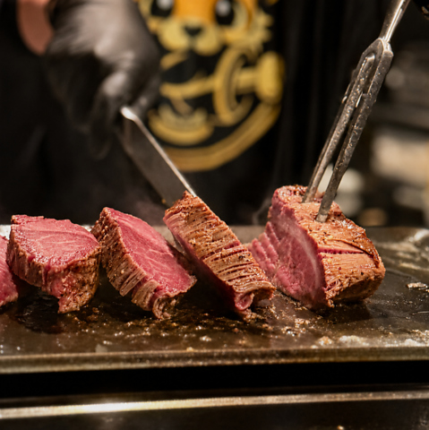 カウンターで焼き上げる絶品ヒレ肉♪ごはんとお酒がよく合う