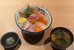 うおきんの海鮮丼(上)