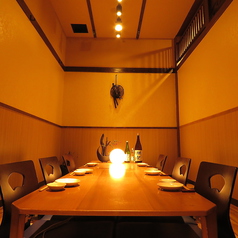 【ゆったり寛げる個室】長時間の宴会でも脚を伸ばしながら寛げる掘りごたつございます。快適な空間で大人数の飲み会にもしっかり対応◎宴会向けの飲み放題付きコース料理や、幹事様にも嬉しいクーポンも多数ご用意しております！仕事終わりにも気軽にお立ち寄りください。(写真は系列店のものです)