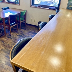 木の温もりを感じるカウンター席は、おひとり様はもちろん、並んで座れるのでカップルにも人気。落ち着いた雰囲気で、会話も弾みます。