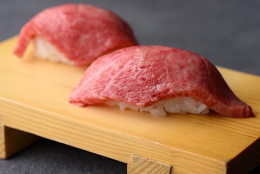 とろける黒毛和牛を贅沢に握った炙り寿司