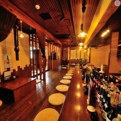 一人でも気軽に訪れることができるカウンター席が完備されています。新鮮な魚介を使った料理は、まさに口の中で広がる旨味がたまりません。炭火焼きの焼き鳥は、香ばしさが際立ち、食欲をそそります。お酒の種類も豊富ですので 、料理に合う最高の一杯をお楽しみ下さい。