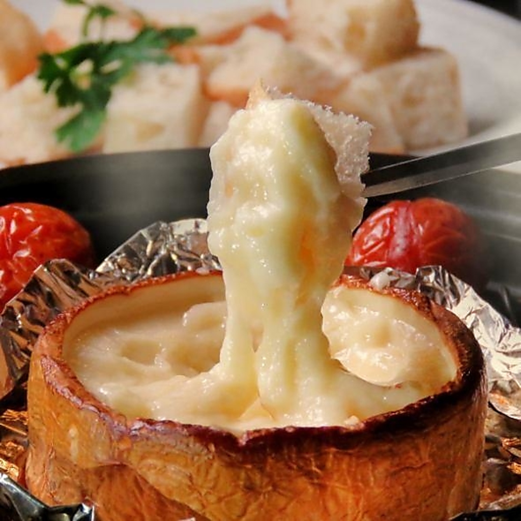 とろーりチーズが溢れるシカゴピザ！濃厚な味わいとボリューム満点の逸品をぜひご賞味ください。