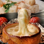 とろーりチーズが溢れるシカゴピザ！濃厚な味わいとボリューム満点の逸品をぜひご賞味ください。