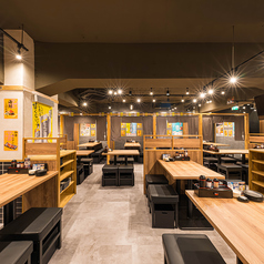 ワイワイガヤガヤ感を楽しむなら当店へ●ドリンクは破格の生ビール328円(税込)/レモンサワーは219円(税込)と飲み会にはもってこいの超お得プライス！！