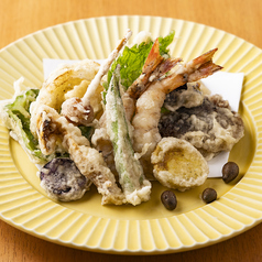 天ぷらなどの揚げ物も豊富にそろえております。の写真