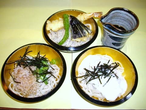 自家製麺を使ったメニューが自慢の明るい店。京都の定番・にしんそばも味わえる！