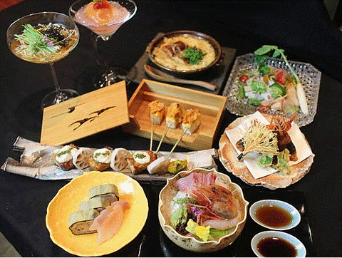 日本料理の経験豊かな職人が奏でる旬のお料理・懐石をどうぞ。お昼の特別コースも好評