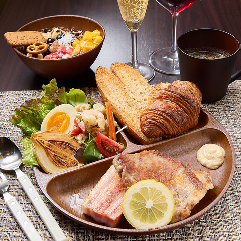 アサイーボウルやカクテルなどをご提供！ランチ～ディナーまで楽しめる大人の隠れ家♪