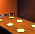 【掘りごたつ個室：6名様×10卓】プライベート空間で楽しむ、特別なひととき。柔らかい照明が心地よい、6名様用の掘りごたつ完全個室をご用意しております。周りを気にせずゆったりとくつろげるプライベートな空間は、女子会や合コンはもちろん、同窓会や会社の飲み会など、少人数でのご利用に最適です。
