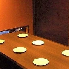 【掘りごたつ個室：6名様×10卓】プライベート空間で楽しむ、特別なひととき。柔らかい照明が心地よい、6名様用の掘りごたつ完全個室をご用意しております。周りを気にせずゆったりとくつろげるプライベートな空間は、女子会や合コンはもちろん、同窓会や会社の飲み会など、少人数でのご利用に最適です。